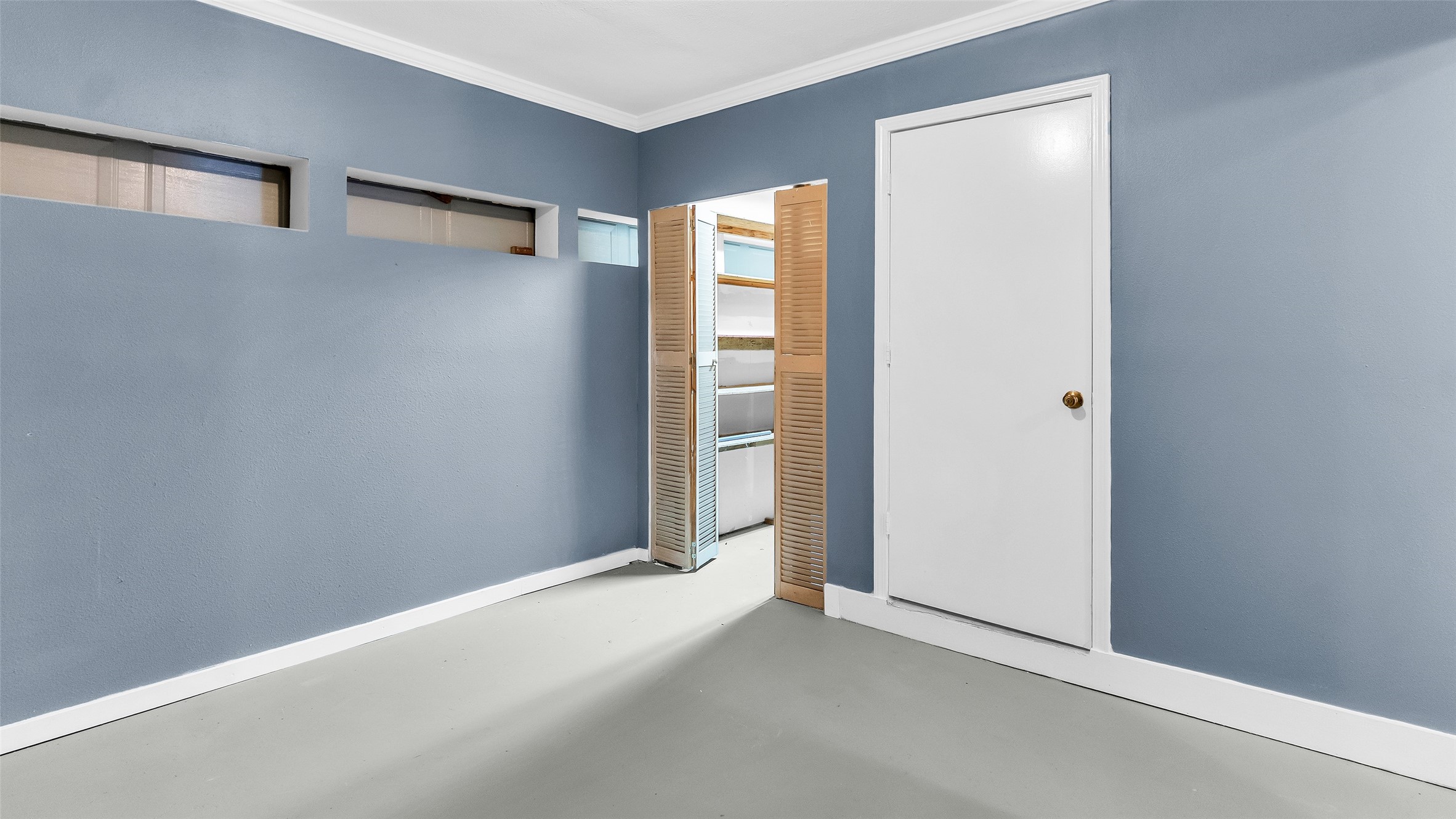 5534 Calm Court Houston, TX 77084 - Photo 40 of 44 an empty room with windows