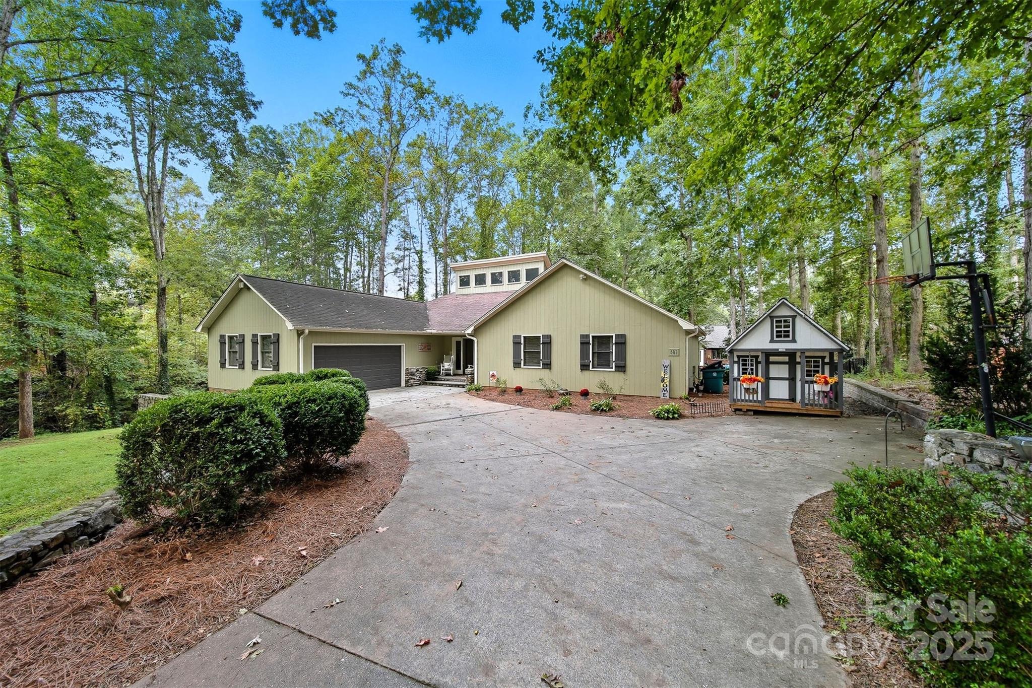 507 6th Avenue Northeast Conover, NC 28613 - Photo 2 of 48 a front view of a house with a garden