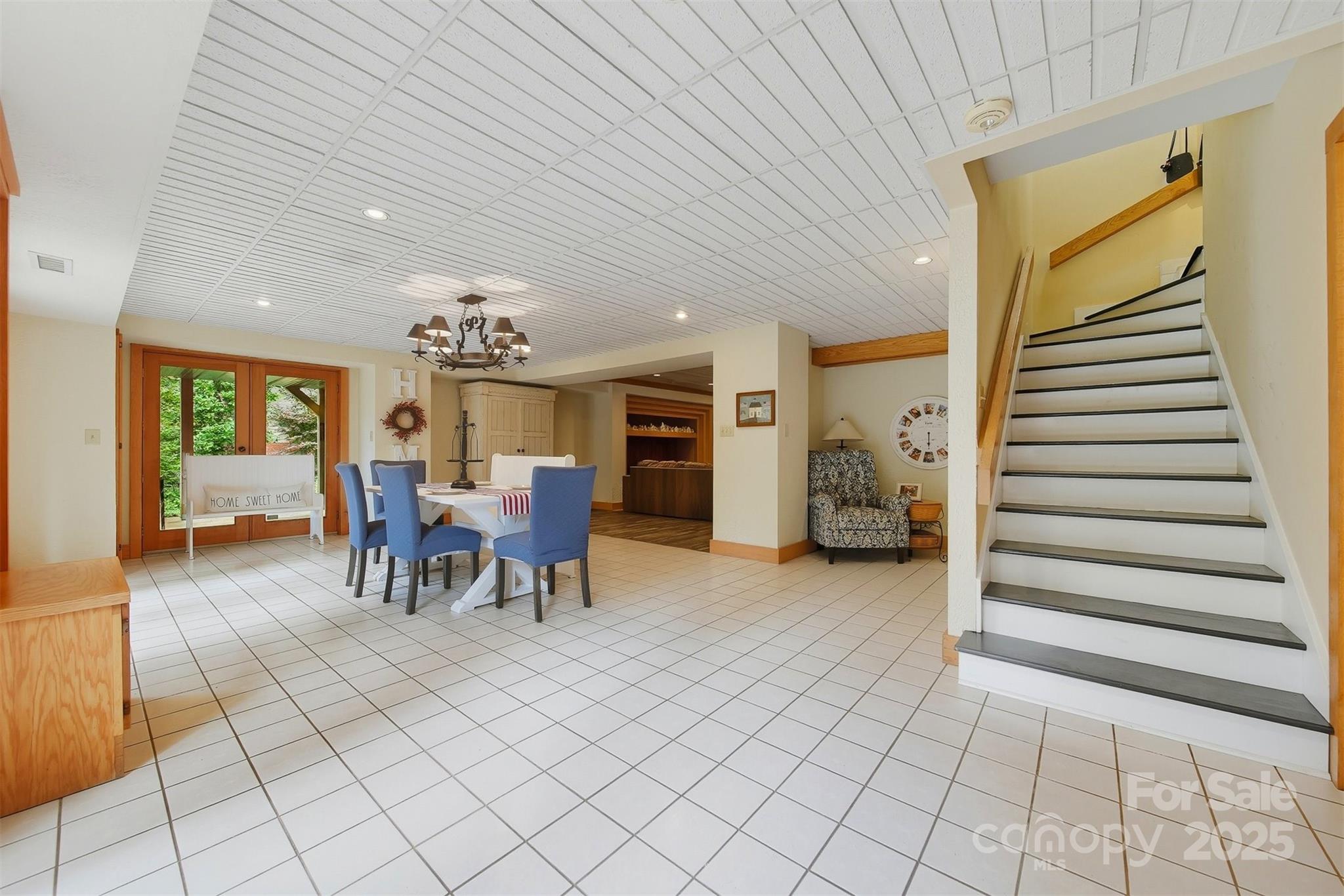 507 6th Avenue Northeast Conover, NC 28613 - Photo 28 of 48 a view of a livingroom with furniture and an entryway