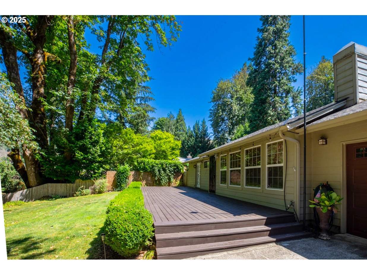 91035 Leashore Drive Vida, OR 97488 - Photo 7 of 34