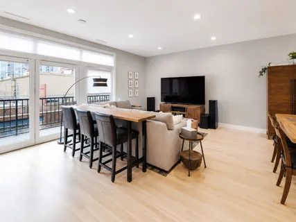 $865,000 | 321 North Jefferson Street, Unit 401, Chicago, IL 60661