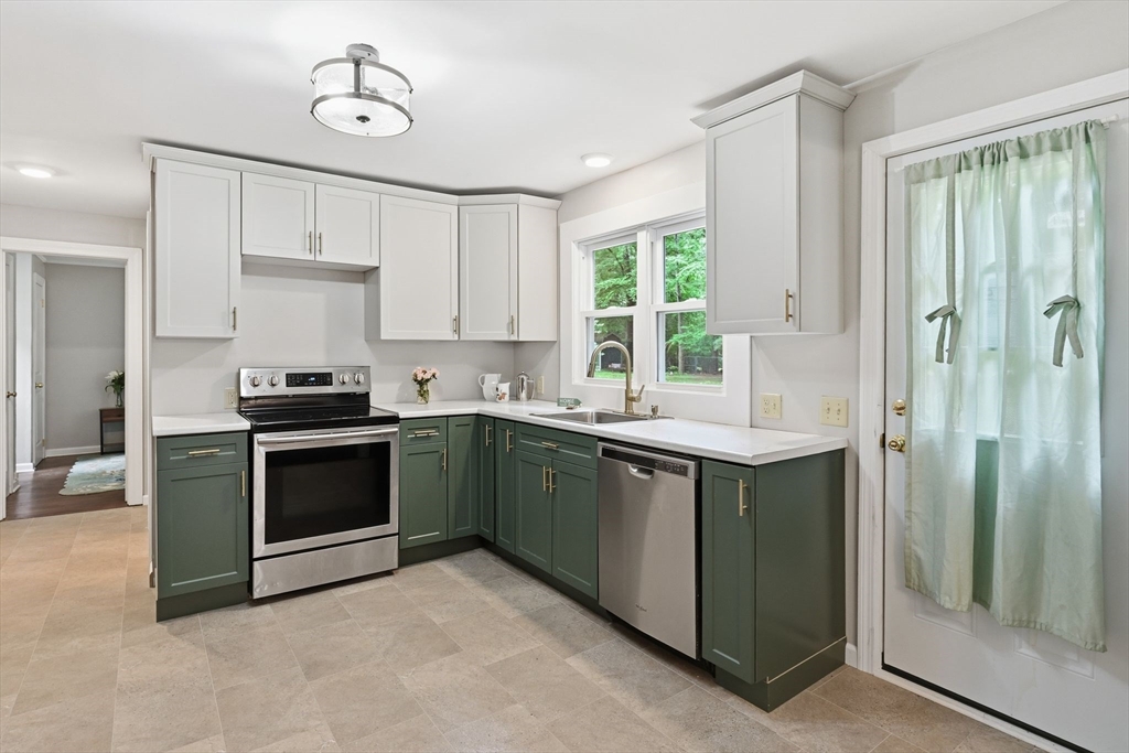 26 Wood Road Westfield, MA 01085 - Photo 7 of 42