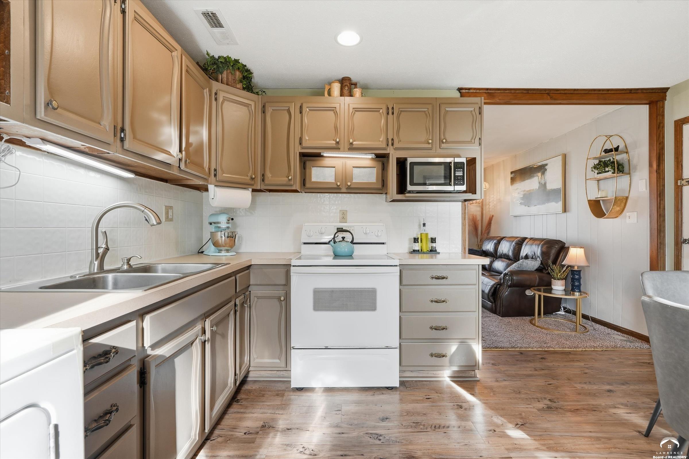 1829 Brook Street Lawrence, KS 66044 - Photo 9 of 33