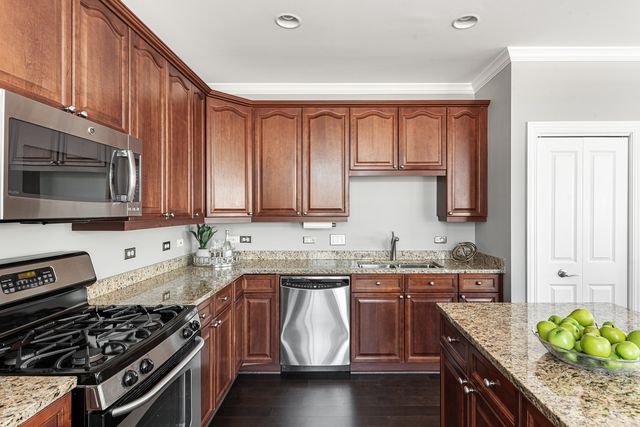 $453,000 | 40 Prairie Park Drive, Unit 709, Wheeling, IL 60090