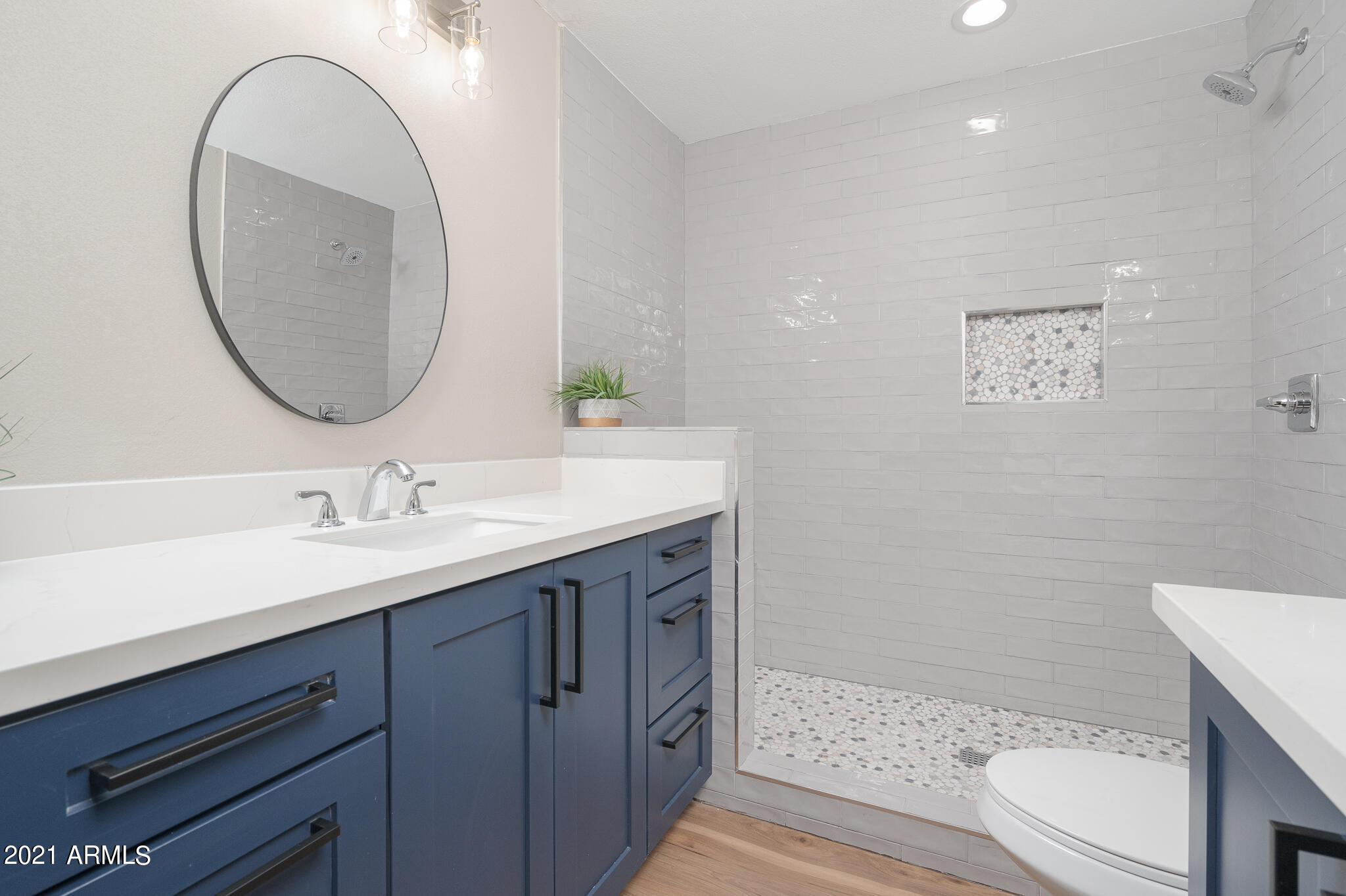 3645 West Wethersfield Road Phoenix, AZ 85029 - Photo 13 of 32 13_Master-Bath_01
