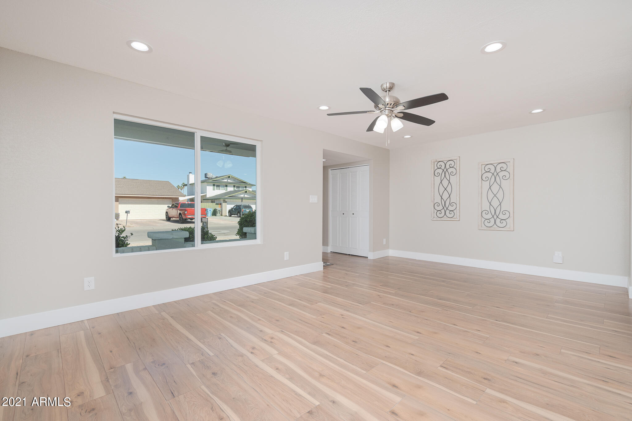 3645 West Wethersfield Road Phoenix, AZ 85029 - Photo 4 of 32 04_Great-Room_02
