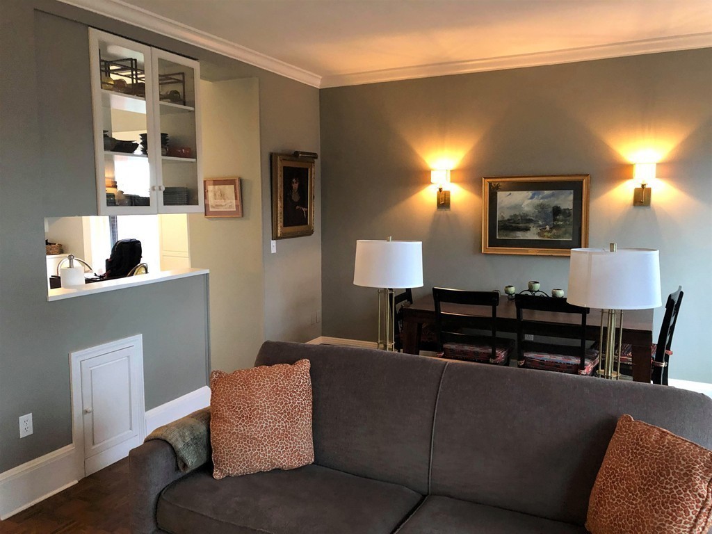 48 Beacon Street, Unit 9R Boston, MA 02108 - Photo 5 of 21 a living room with furniture and a lamp
