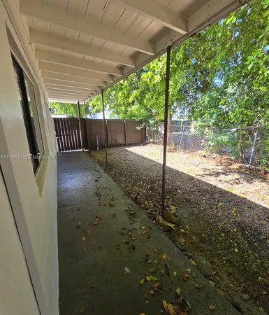 a view of a backyard