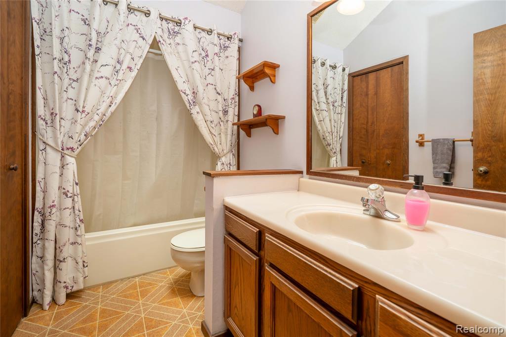 2725 Cooley Lake Road Highland, MI 48356 - Photo 42 of 63