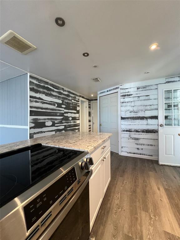 6528 Roosevelt Drive Port Richey, FL 34668 - Photo 17 of 42 a kitchen with a stove and a microwave