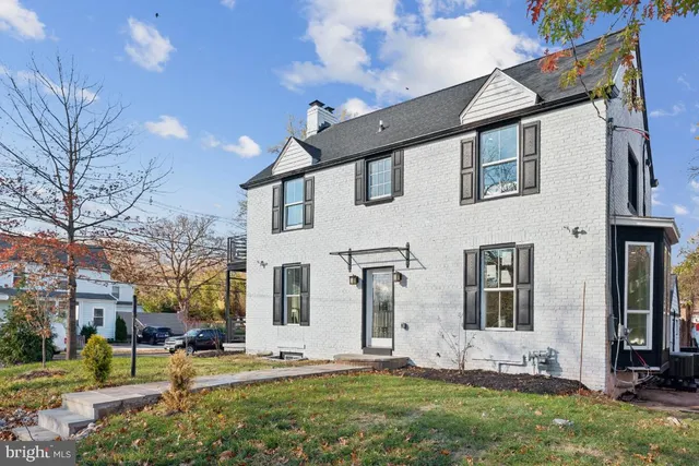 a view of an house with backyard of the house