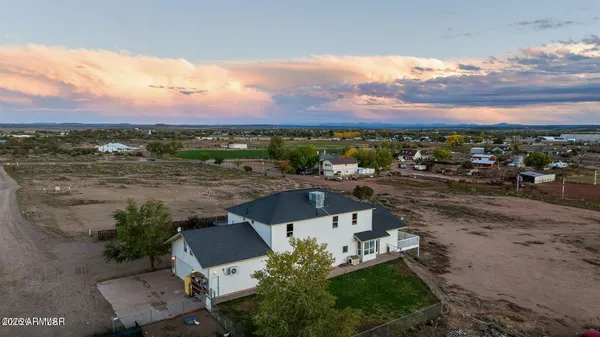 a view of a back yard
