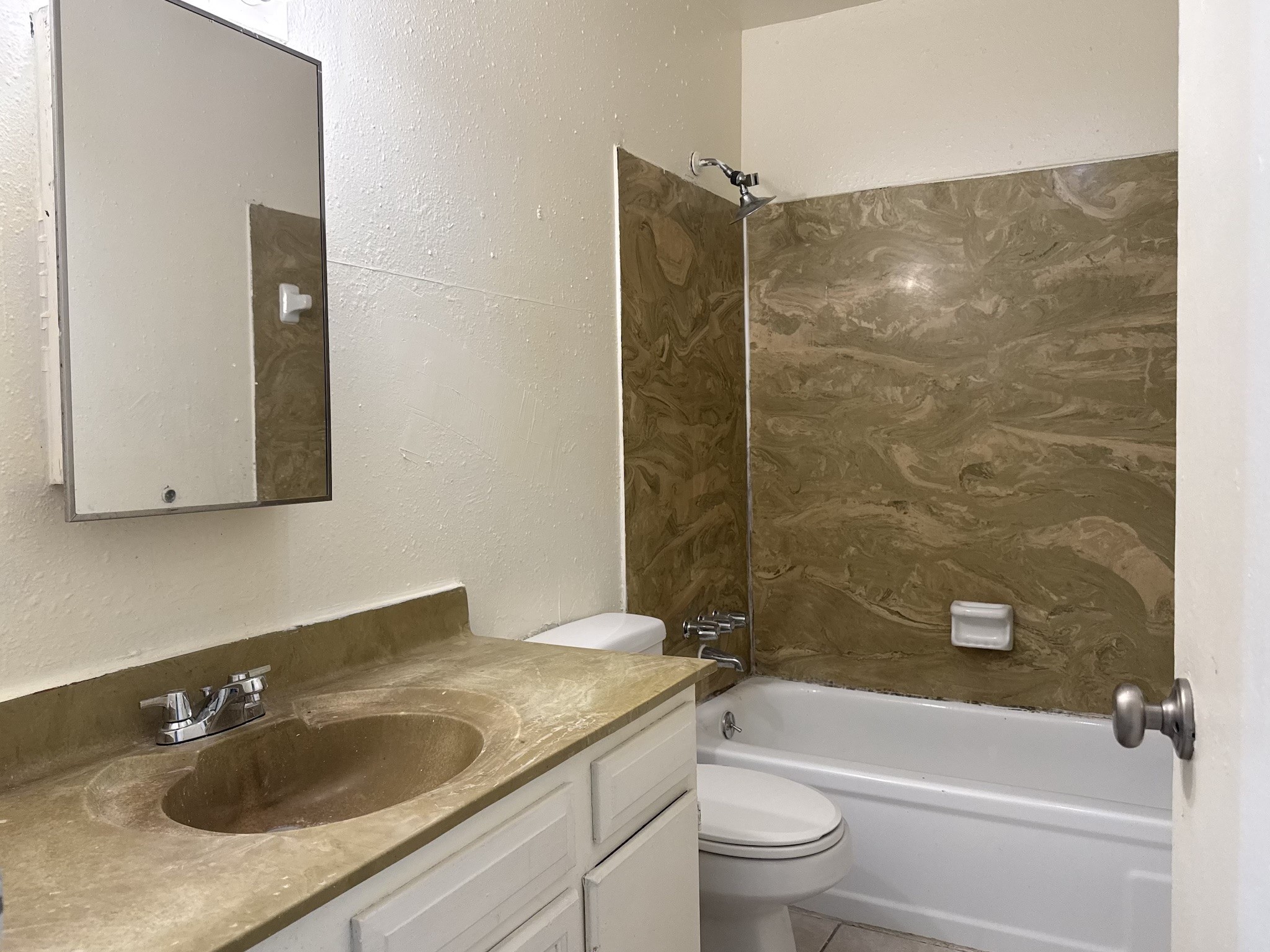 2800 Cerrillos Road, Unit 170 Santa Fe, NM 87507 - Photo 10 of 14 **EXAMPLE PHOTO ONLY. ACTUAL UNIT WILL VARY.**
