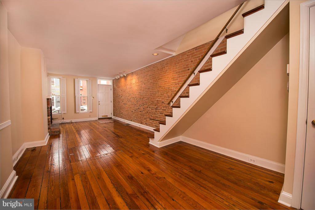 1225 Riverside Avenue Baltimore, MD 21230 - Photo 3 of 21 Living Room