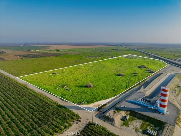 a view of a tennis court