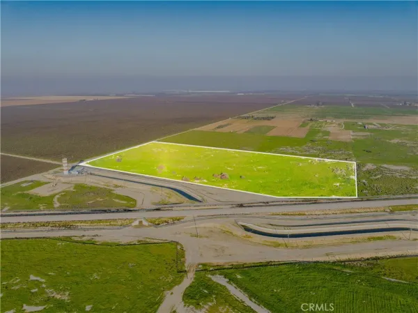 a view of an outdoor space and lakeside