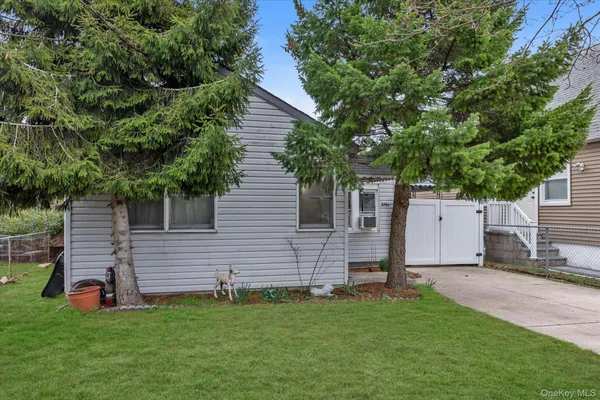 a view of a house with a backyard