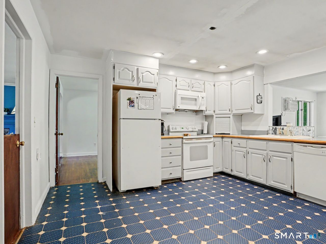 77 Lorma Avenue Trumbull, CT 06611 - Photo 8 of 29