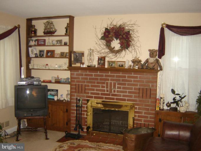 161 Meadow Road Pasadena, MD 21122 - Photo 6 of 21 Living Room