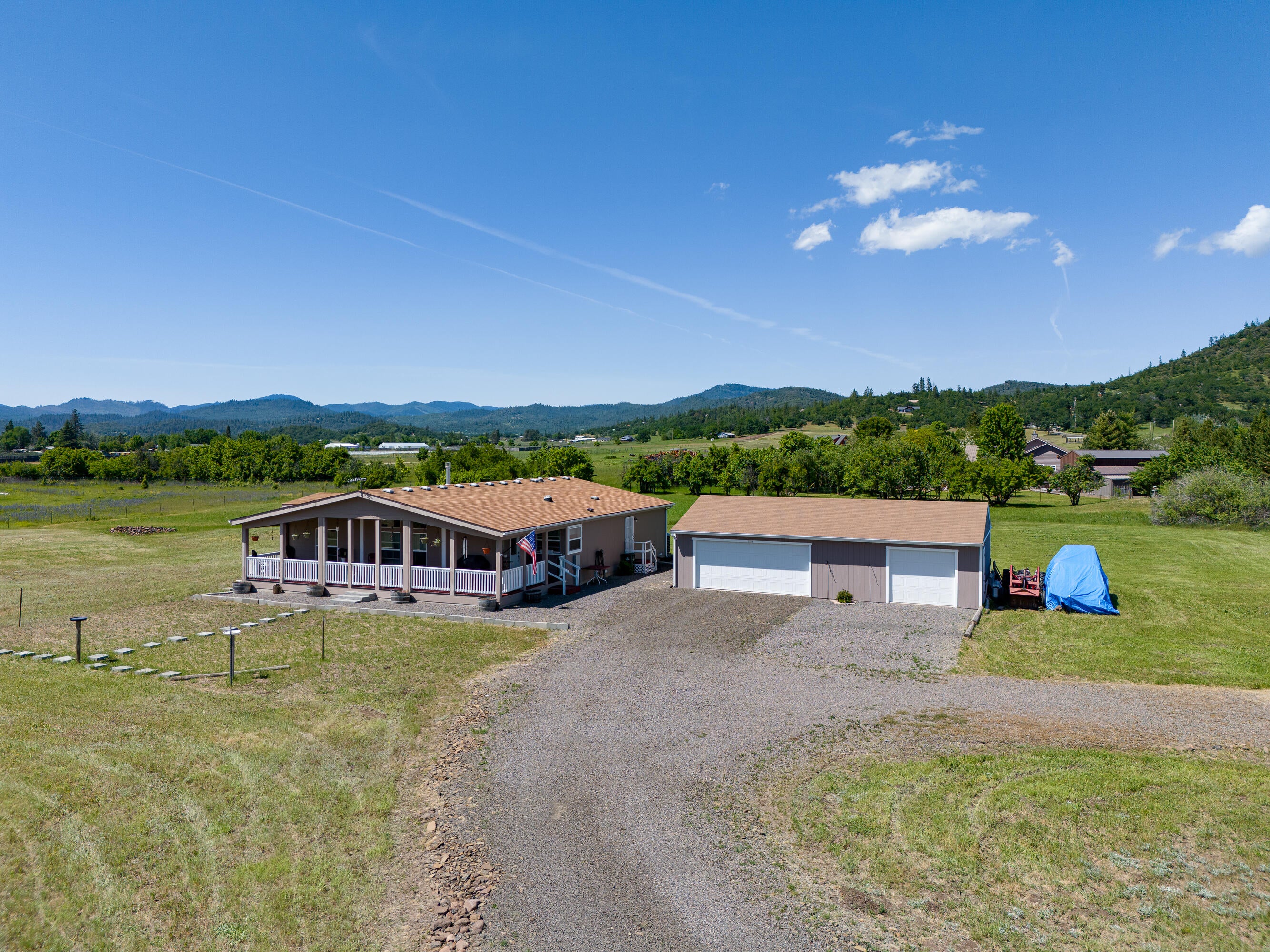 14399 Avalon Road White City, OR 97503 - Photo 36 of 38 Five level acres with views!