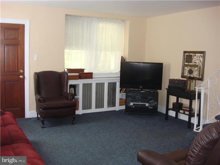 7605 Parkview Road Upper Darby, PA 19082 - Photo 3 of 13 Living Room