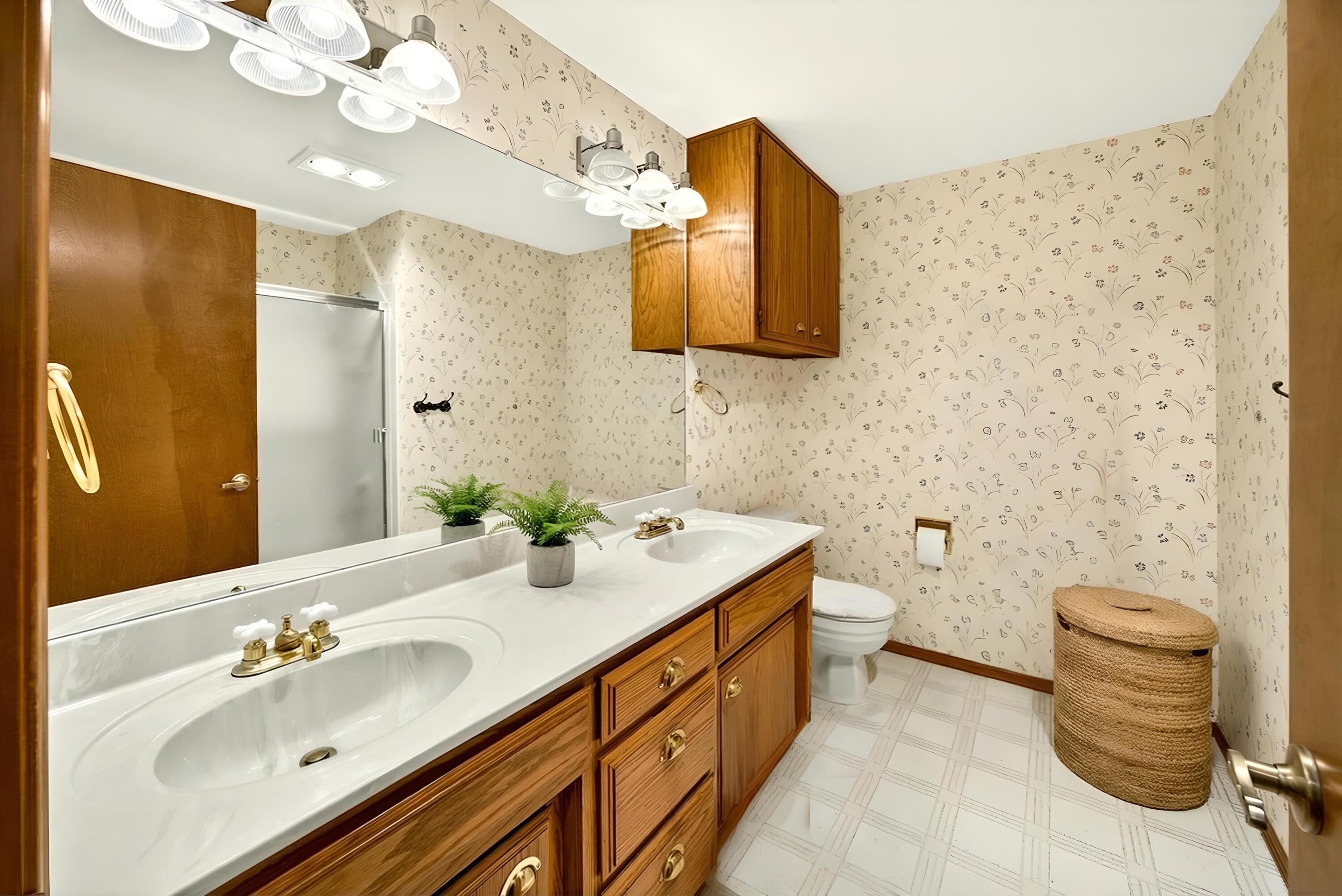 489 Vincent Avenue Central Point, OR 97502 - Photo 26 of 38 Guest Bathroom