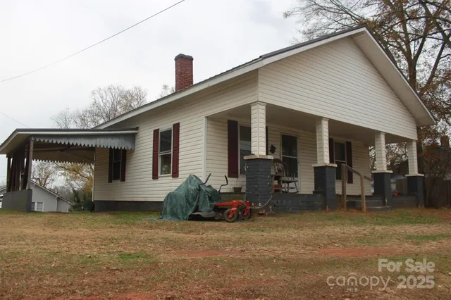 a view of a house with backyard