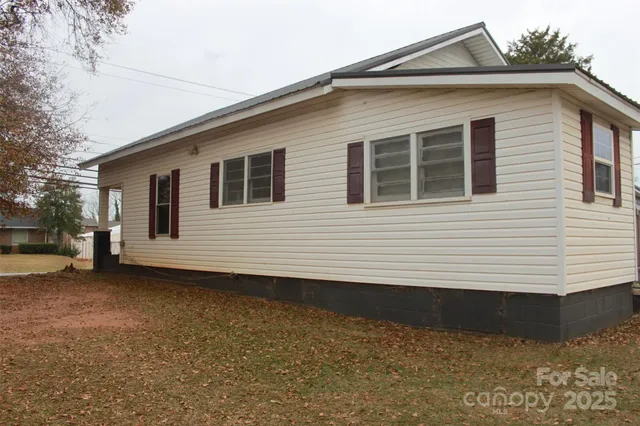 a view of a house with a backyard
