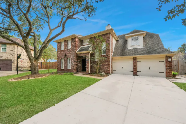 front view of house with a yard