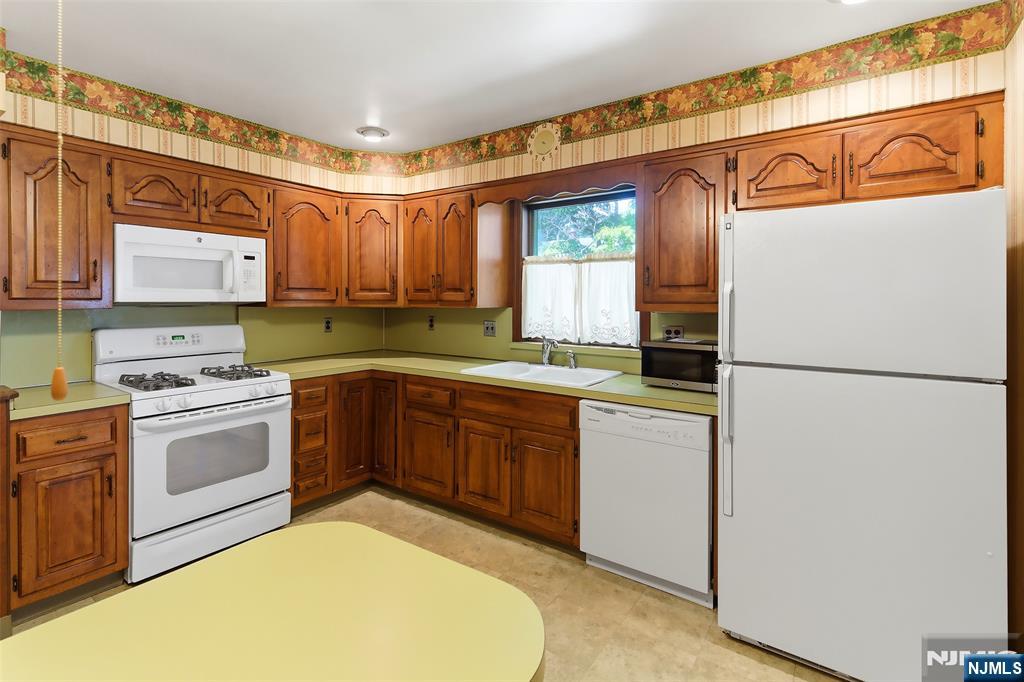 169 Hamilton Road Teaneck, NJ 07666 - Photo 7 of 27