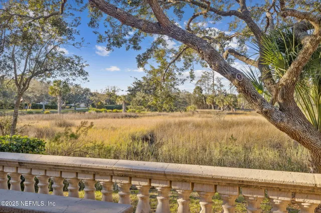 a view of entryway and bathroom