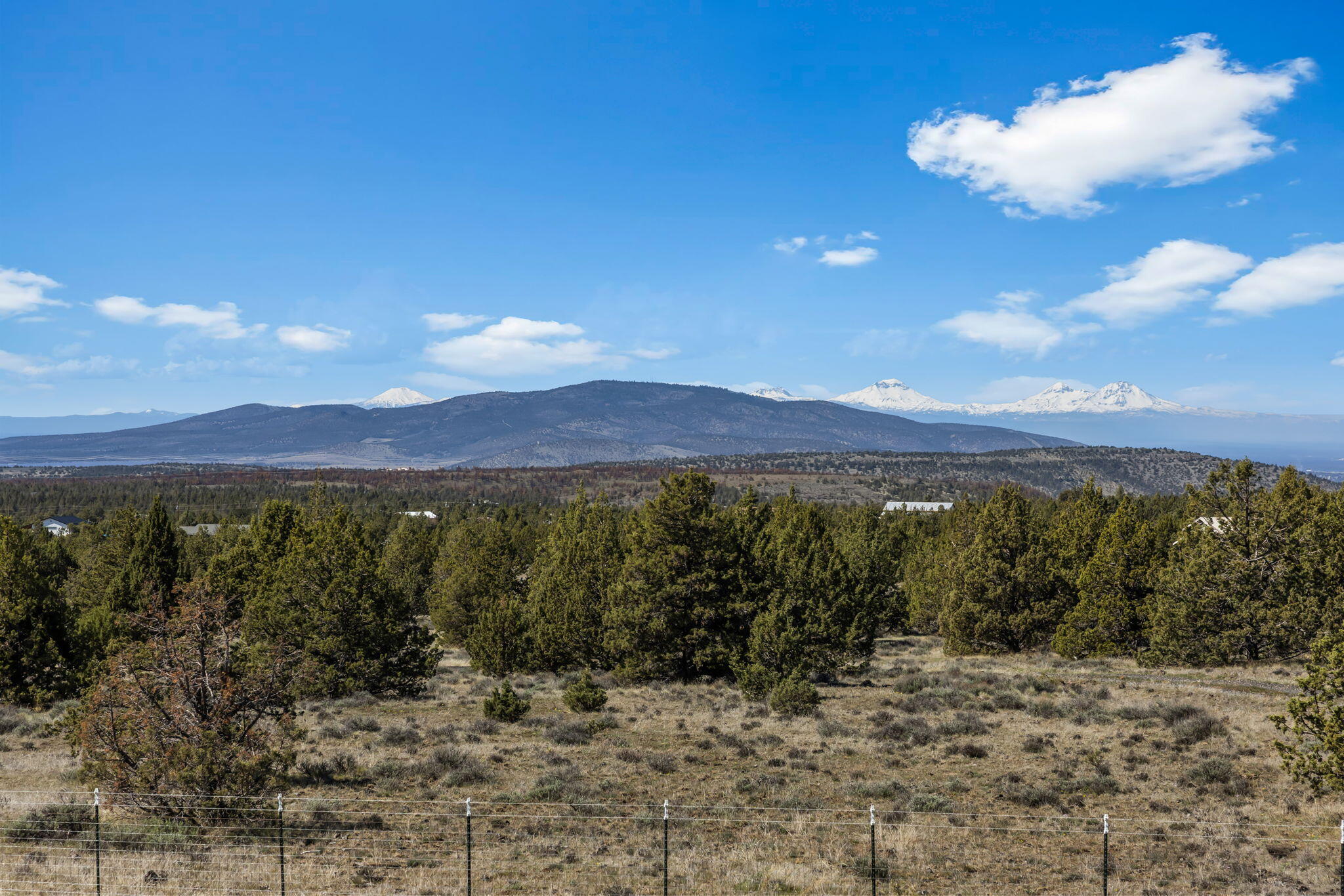 6040 Gravett Road Prineville, OR 97754 - Photo 38 of 77 a view of lake with mountain in the background