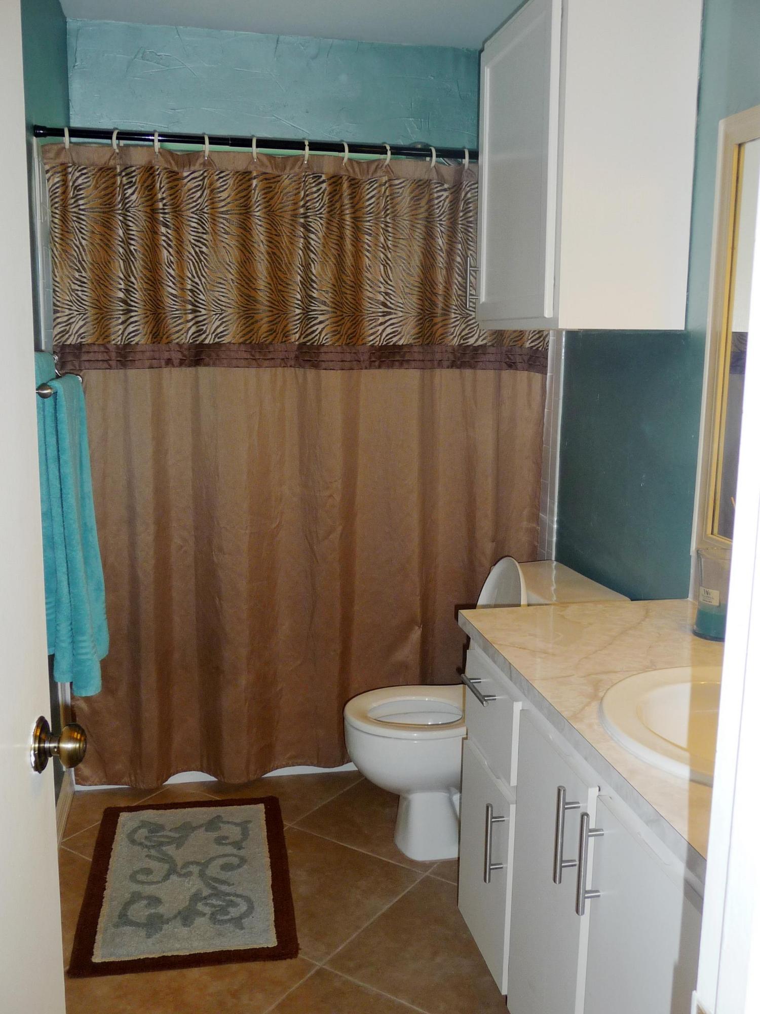 120 Raintree Trail Jupiter, FL 33458 - Photo 21 of 28 Guest Bath