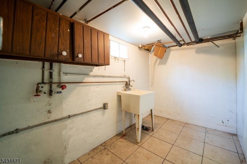 192 Lincoln Road Phillipsburg, NJ 08865 - Photo 47 of 50 a view of a utility room with sink dryer and washer