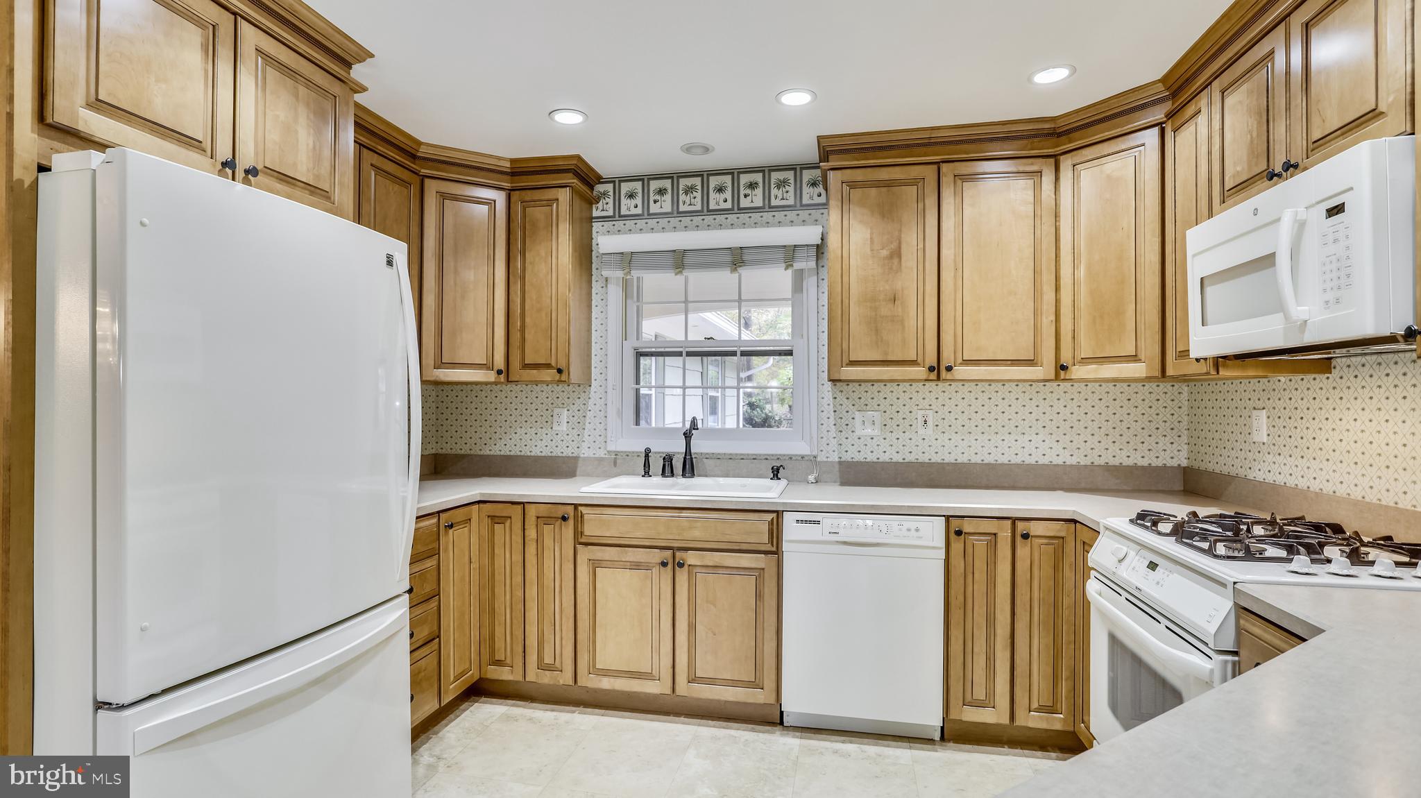 1791 Roxboro Place Crofton, MD 21114 - Photo 11 of 37 42" KraftMaid Cabinetry