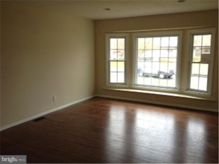 132 Dorchester Road Mount Laurel, NJ 08054 - Photo 2 of 14 Living Room