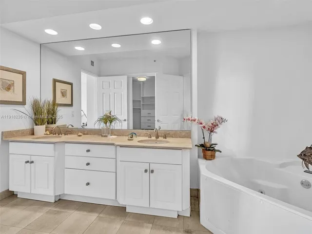 a view of a livingroom with furniture and a ceiling fan