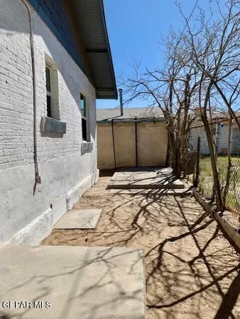 a view of a backyard