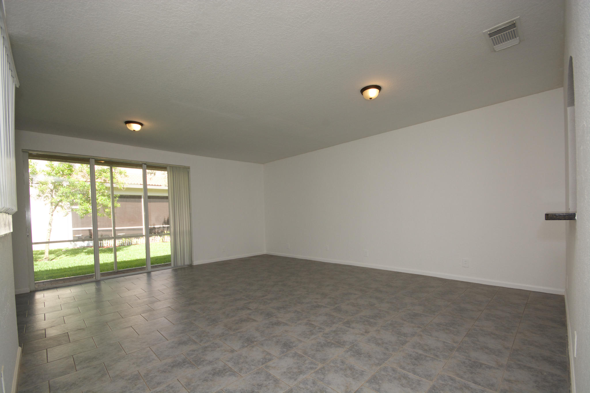 2028 Oakhurst Way Riviera Beach, FL 33404 - Photo 2 of 22 DSC_7761