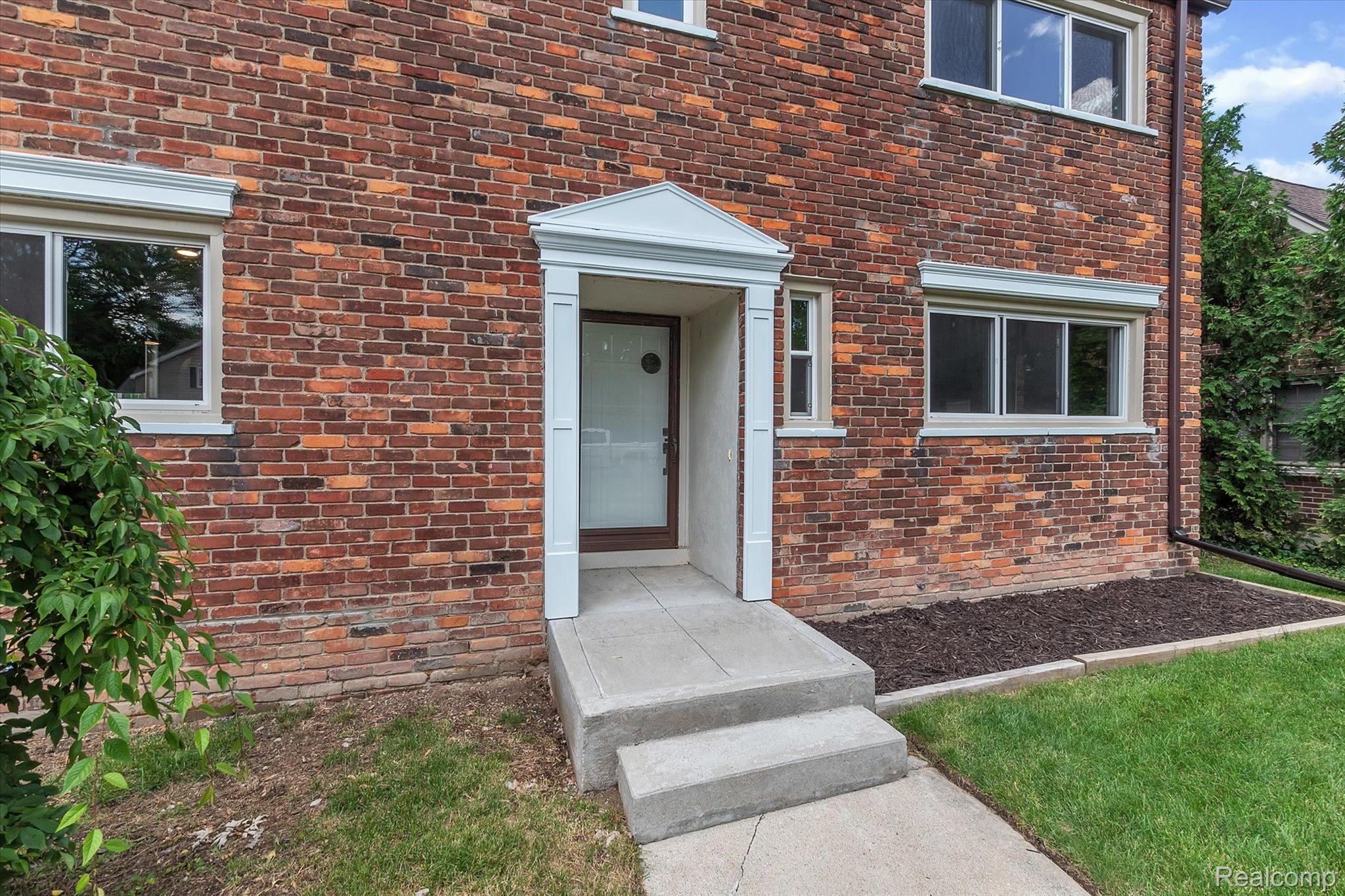 1058 Roslyn Road Grosse Pointe, MI 48236 - Photo 5 of 43 Front