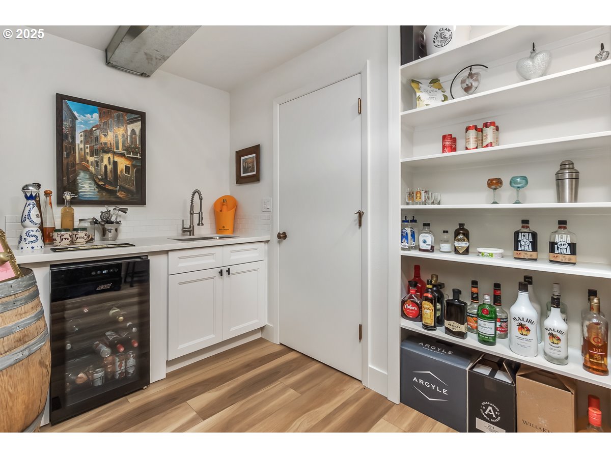29455 Northeast Wilsonville Road Newberg, OR 97132 - Photo 40 of 47 Wet Bar