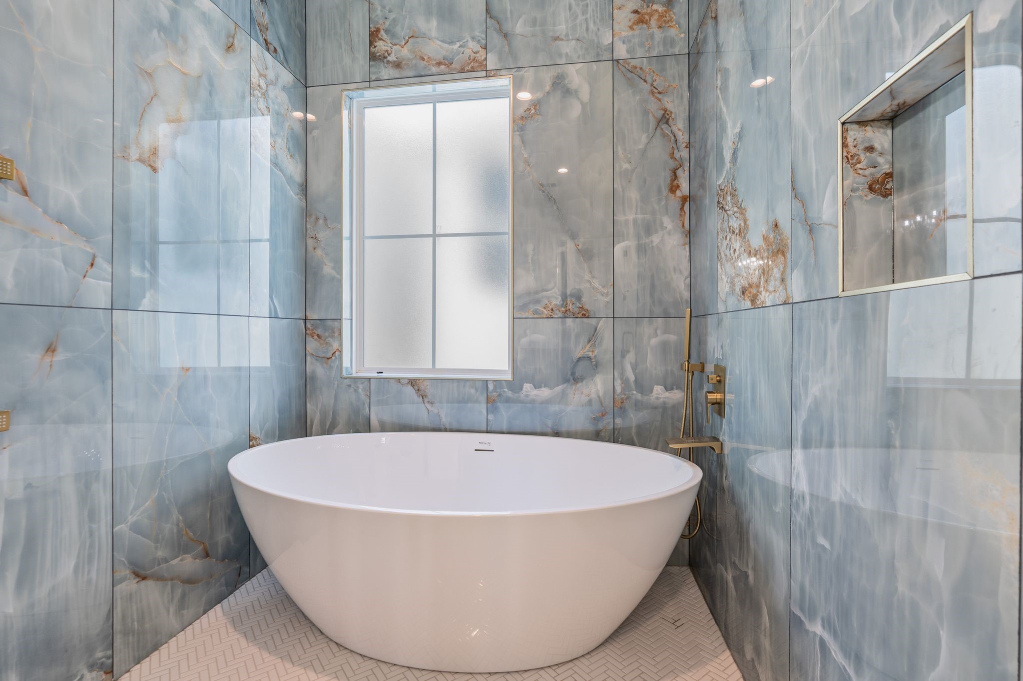 1140 West 16th Street Houston, TX 77008 - Photo 11 of 23 a bathroom with a white bath tub and shower