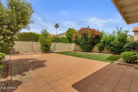 a view of a backyard