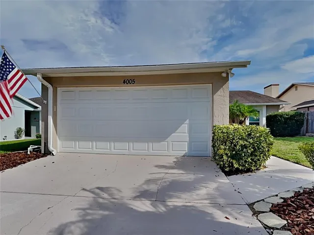 a view of entryway in front of house