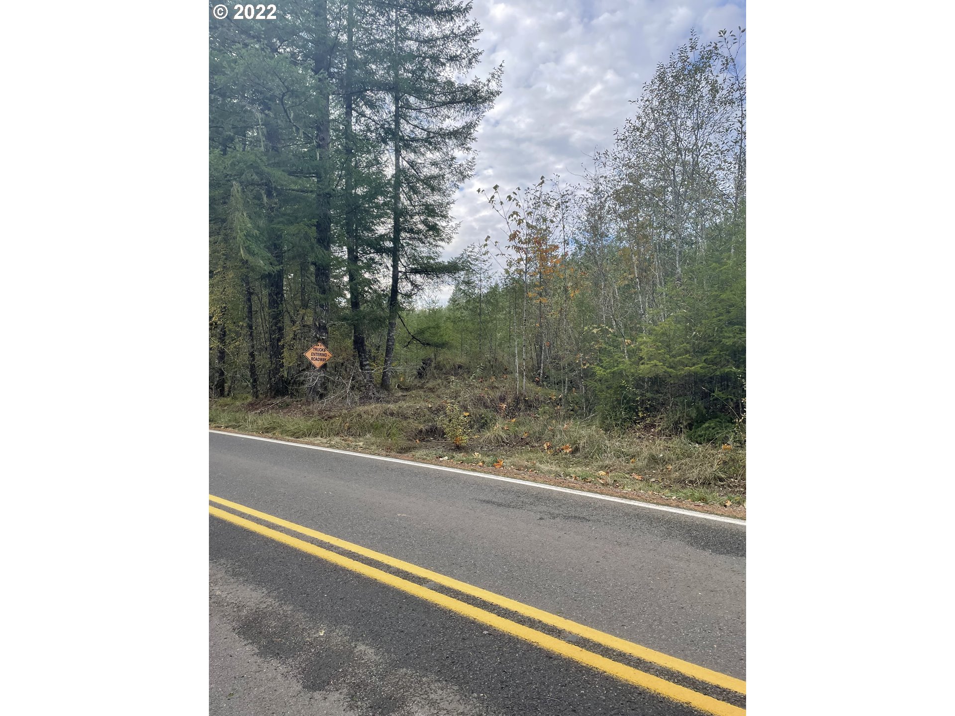 Sunset Falls Yacolt, WA 98675 - Photo 12 of 13 a view of a bathtub in a window