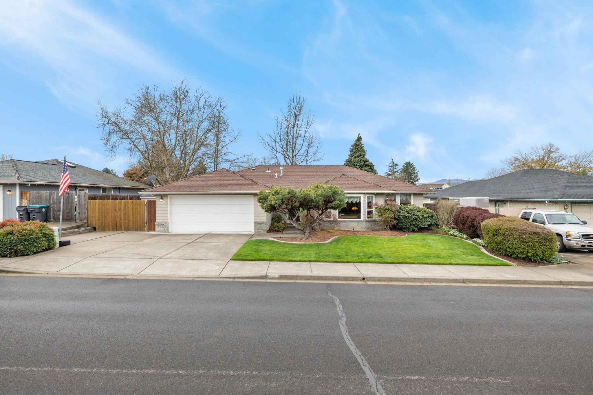 2610 Roberts Road Medford, OR 97504 - Photo 3 of 43 4-web-or-mls-_D9A3715