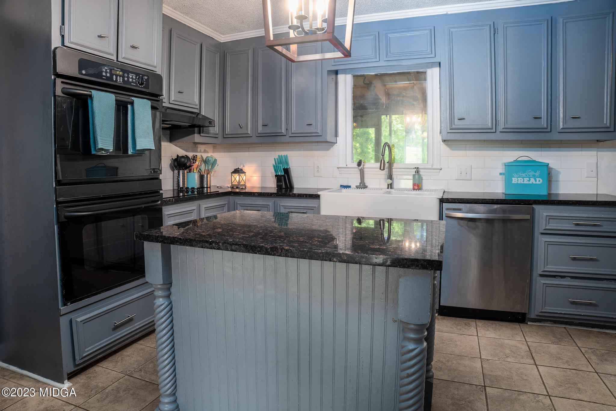 270 Castlegate Road Macon, GA 31210 - Photo 15 of 35 a kitchen with granite countertop a stove and cabinets