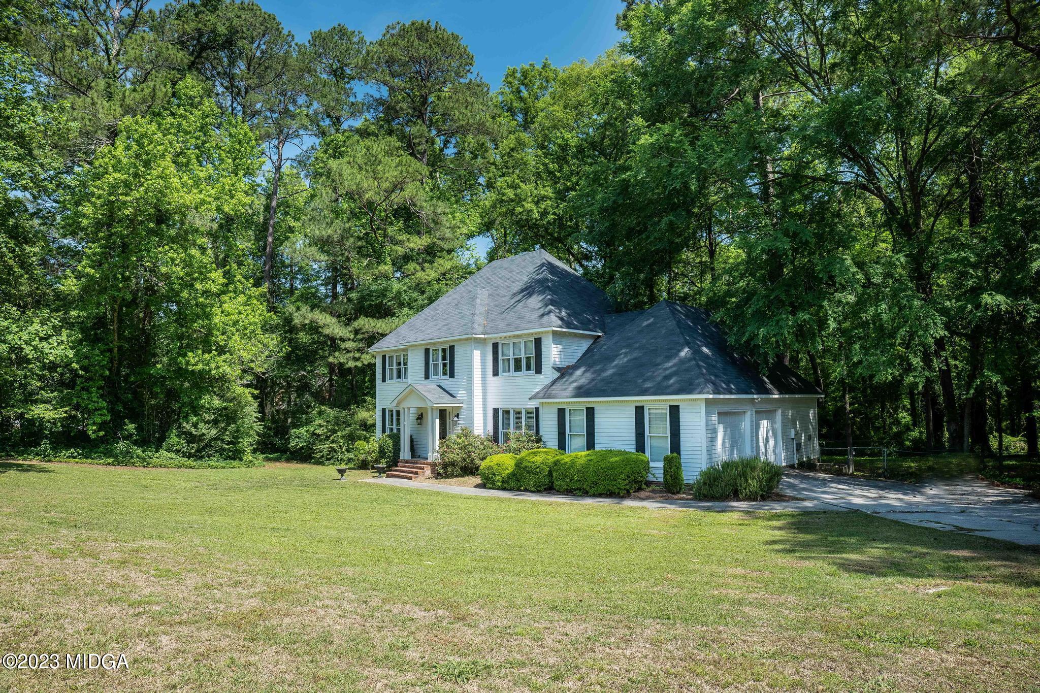 270 Castlegate Road Macon, GA 31210 - Photo 25 of 35 a front view of a house with yard and green space