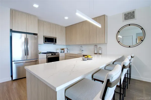 $7,650 | 333 Warner Avenue, Unit 214, Roslyn, NY 11576