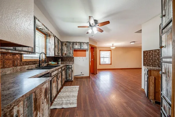 $324,900 | 1001 East Nevada Street, Seymour, TX 76380